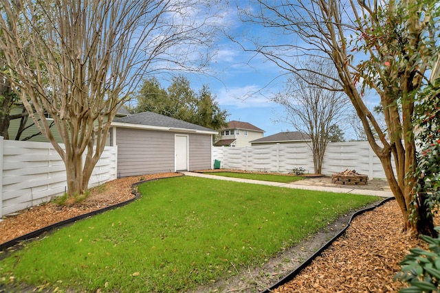 view of yard featuring an outdoor structure and a fenced backyard