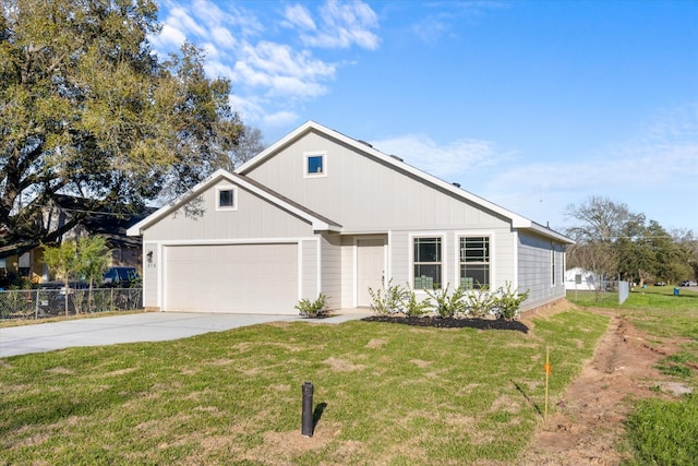 view of front facade featuring a front yard, fence, a garage, and driveway