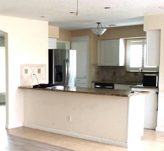 1727 Eastfield Dr, Missouri City, TX 77459 - kitchen with a textured ceiling, a sink, a peninsula, stainless steel refrigerator with ice dispenser, and tasteful backsplash
