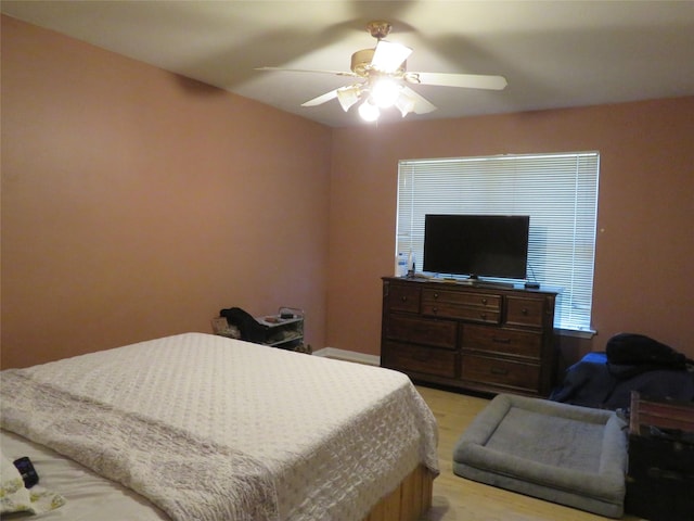 bedroom featuring light wood-style floors and a ceiling fan