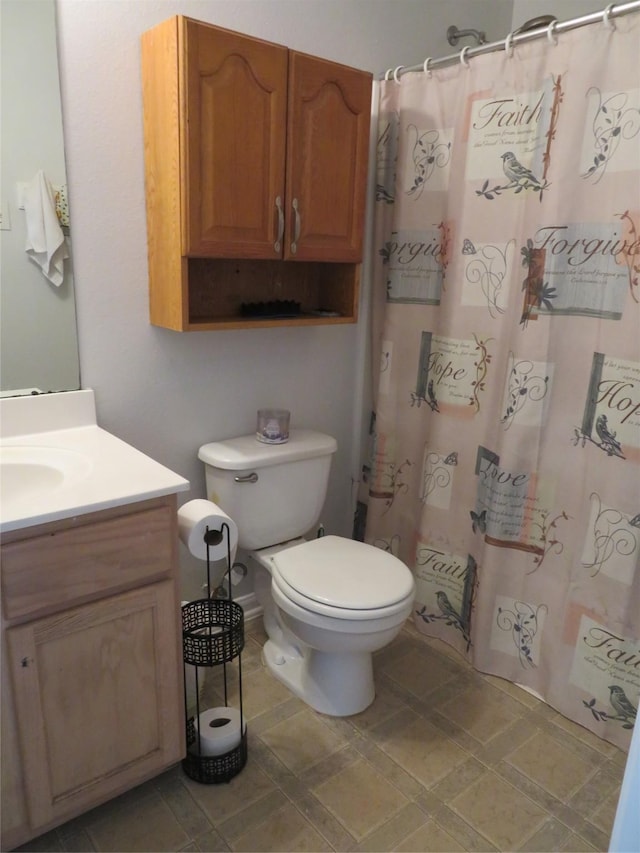 full bathroom featuring vanity, curtained shower, and toilet