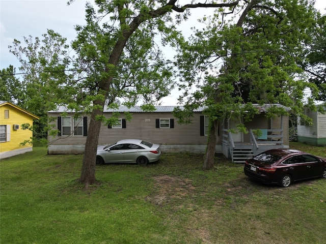 manufactured / mobile home with a front yard