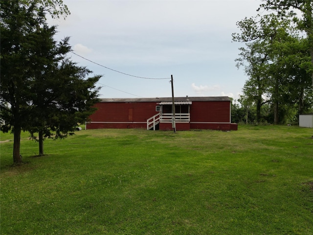 view of yard with an outdoor structure