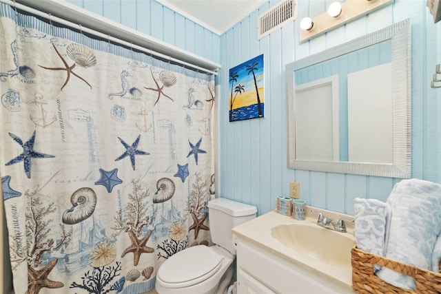 full bath featuring vanity, curtained shower, toilet, and visible vents