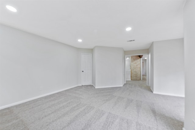 carpeted spare room with visible vents, recessed lighting, and baseboards