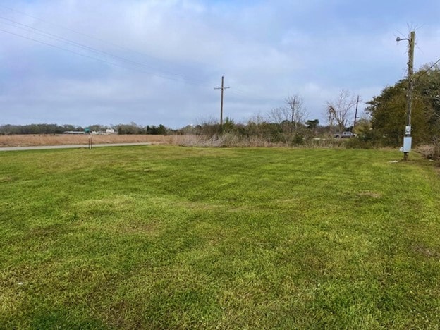 Listing photo 3 for 106 W Bayshore Rd, Anahuac TX 77514