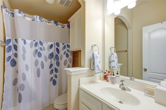 full bathroom featuring visible vents, toilet, vanity, and a shower with curtain