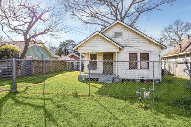 view of front of property featuring a front lawn and fence