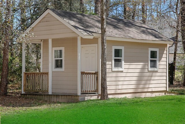 view of outdoor structure featuring an outbuilding