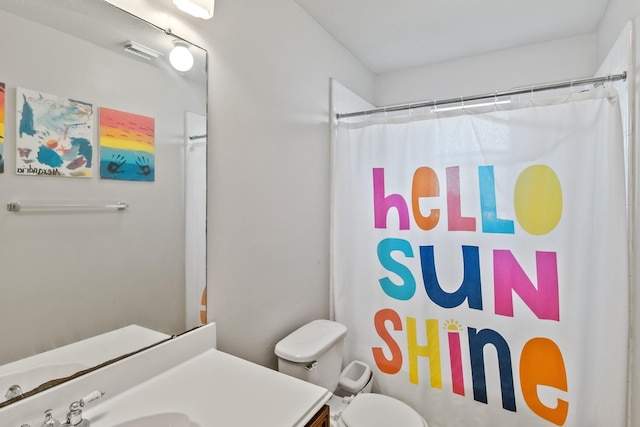 full bath featuring visible vents, toilet, curtained shower, and vanity