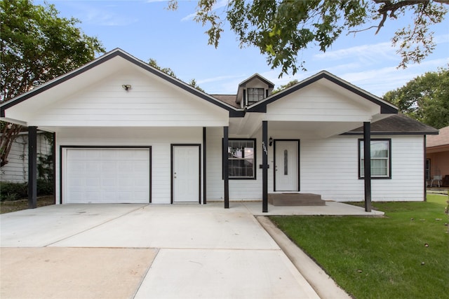 view of front of home featuring a front lawn, an attached garage, driveway, and a shingled roof