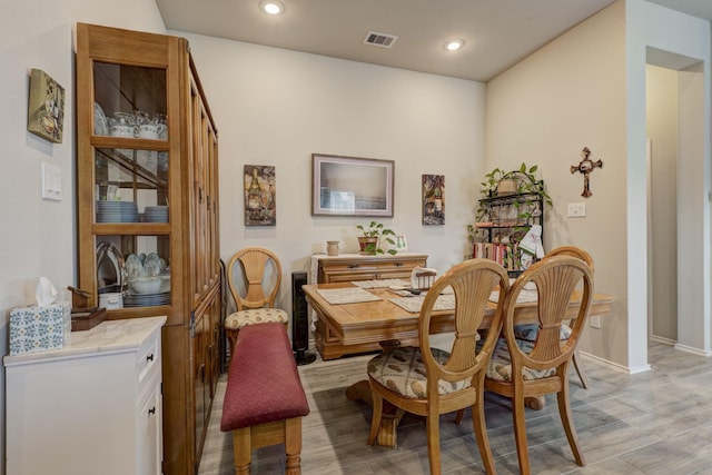 dining room featuring light wood-style flooring, recessed lighting, visible vents, and baseboards