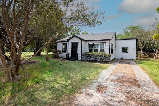 view of front of house with driveway and a front lawn