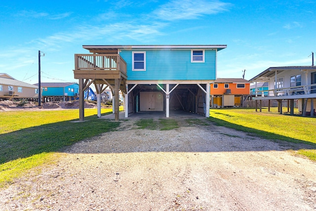 view of front of property featuring a carport, driveway, and a front yard