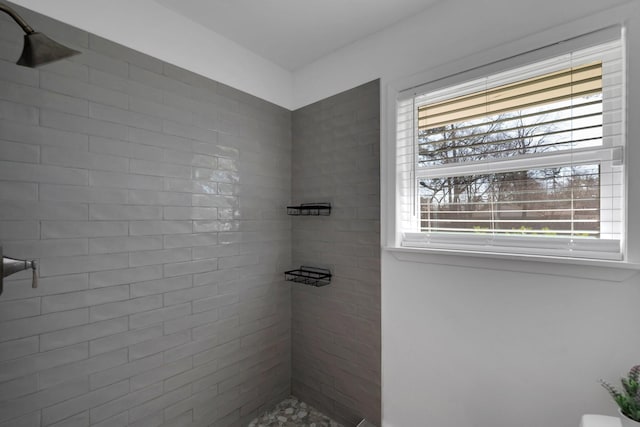 full bathroom featuring tiled shower