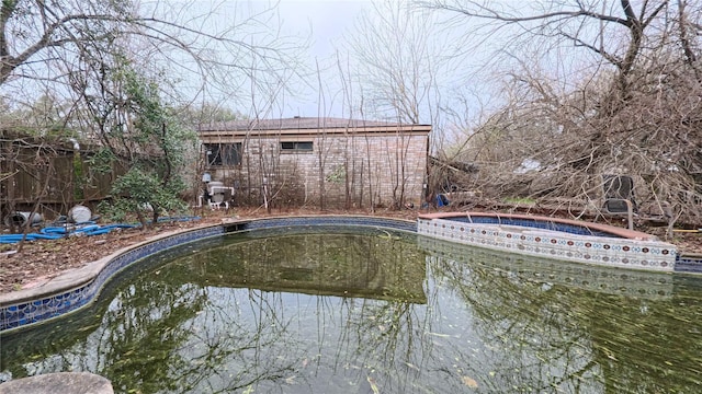 view of pool featuring an in ground hot tub