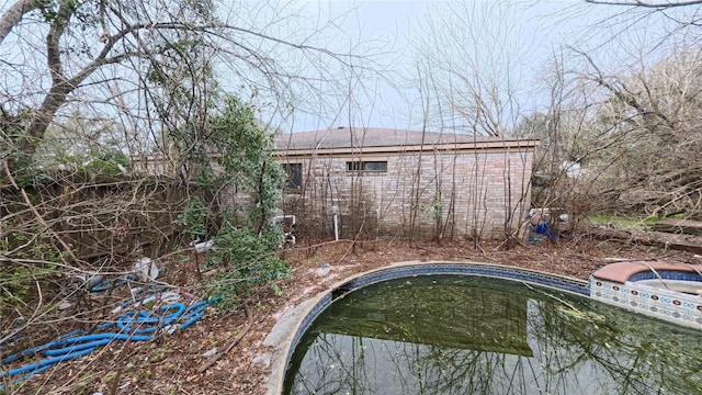 view of yard featuring a swimming pool