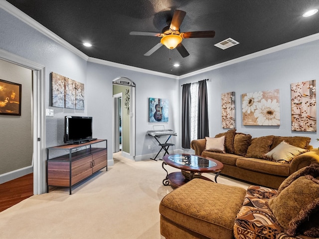 living area with visible vents, baseboards, recessed lighting, ceiling fan, and ornamental molding