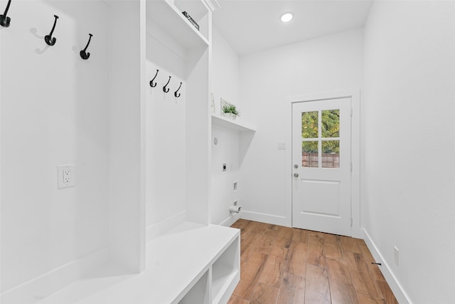 mudroom featuring light wood-style flooring, recessed lighting, and baseboards