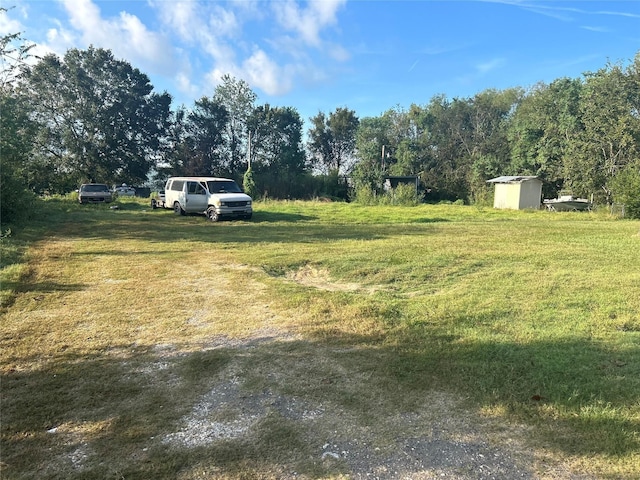 view of yard with an outdoor structure