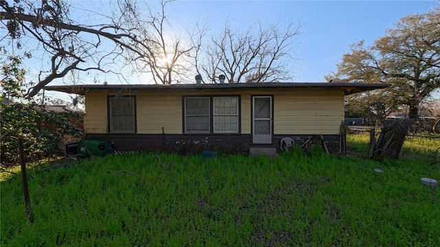 view of front facade with fence