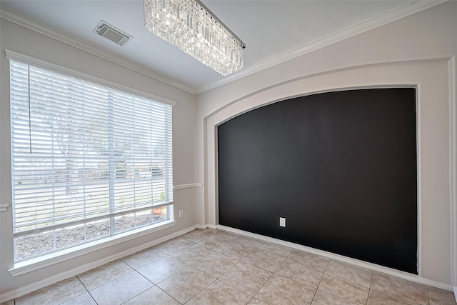 spare room featuring a chandelier, visible vents, light tile patterned floors, and ornamental molding