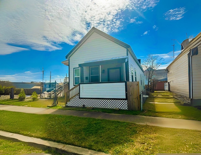 view of front facade featuring entry steps and a front lawn