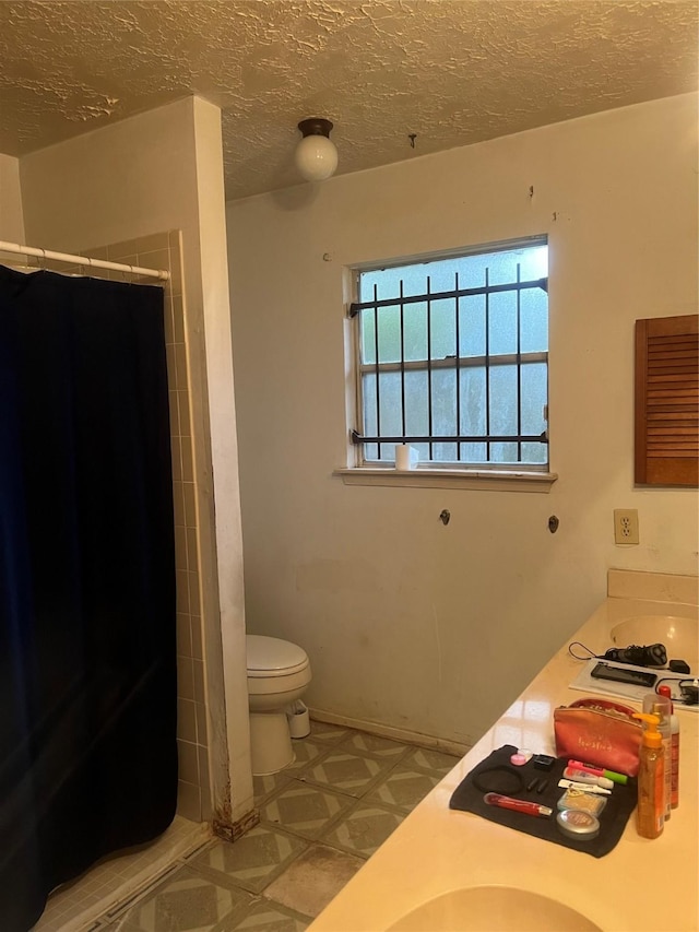 full bath featuring tile patterned floors, curtained shower, toilet, and double vanity