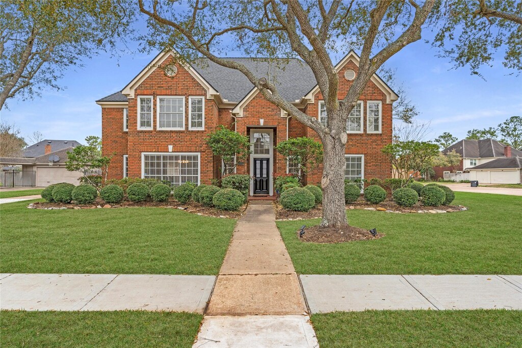 3902 Saint Michaels Ct, Sugar Land, TX 77479 - traditional home featuring brick siding and a front lawn