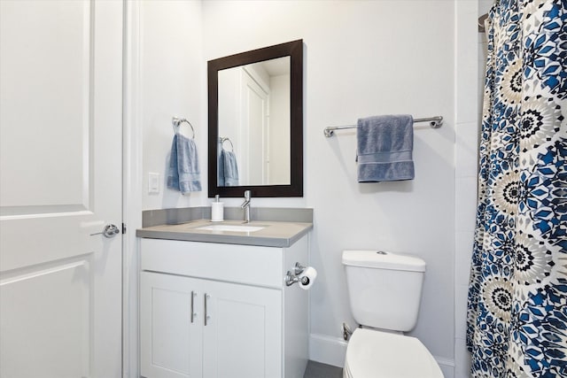 full bath with a shower with curtain, toilet, and vanity