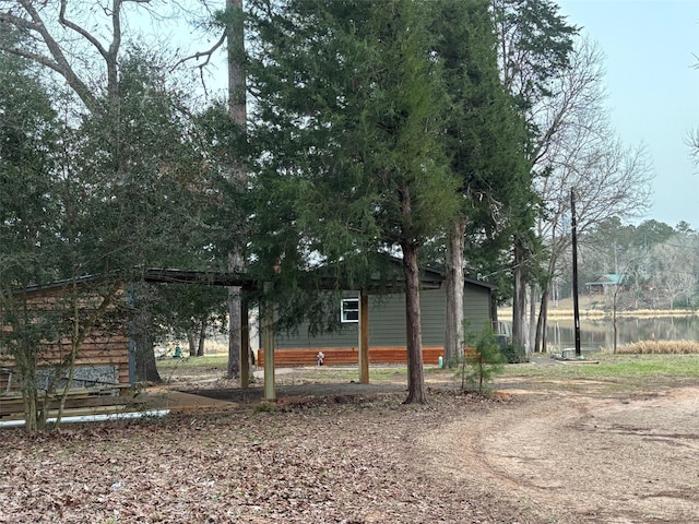 view of yard featuring a water view