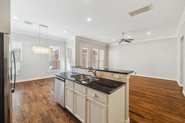 kitchen with visible vents, a kitchen island with sink, dark wood-style flooring, a sink, and appliances with stainless steel finishes