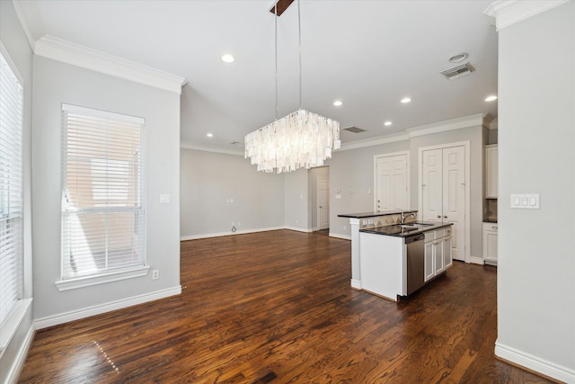 kitchen featuring visible vents, a sink, dark countertops, crown molding, and dishwasher