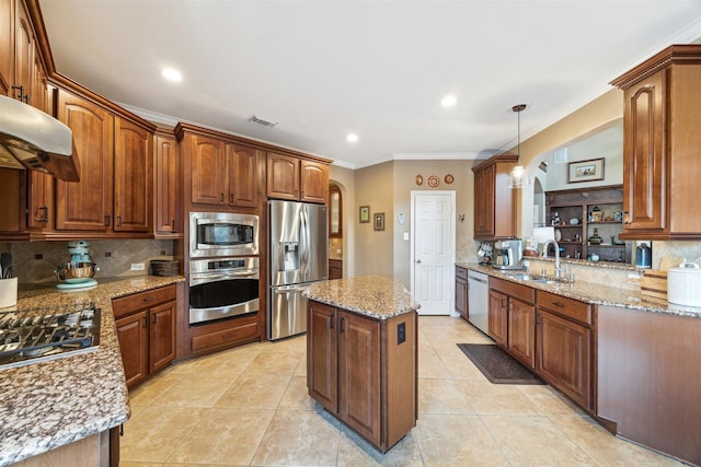 kitchen featuring visible vents, a sink, backsplash, arched walkways, and appliances with stainless steel finishes