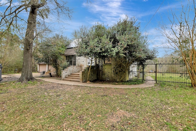 view of front of property featuring crawl space, brick siding, a front yard, and fence