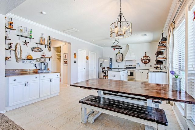 dining space featuring light tile patterned floors, visible vents, recessed lighting, ornamental molding, and a chandelier