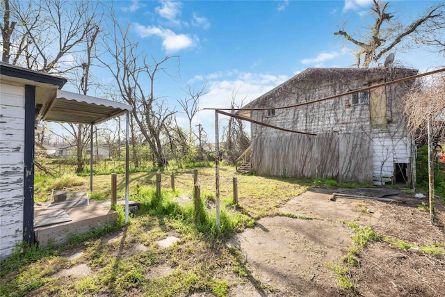view of yard with an outbuilding