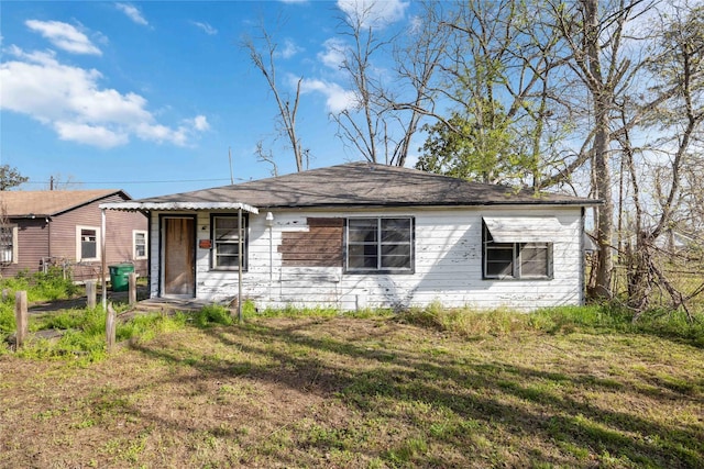 view of front of property with a front yard