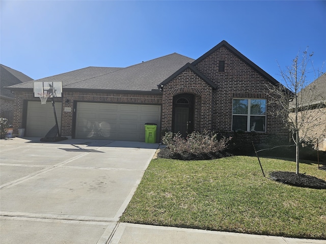 view of front of home featuring brick siding, a shingled roof, a front lawn, a garage, and driveway