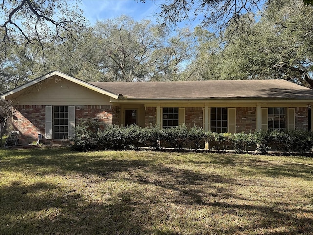 ranch-style house featuring a front yard and brick siding