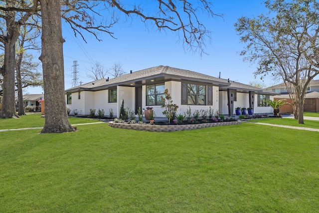 mid-century home featuring a front yard