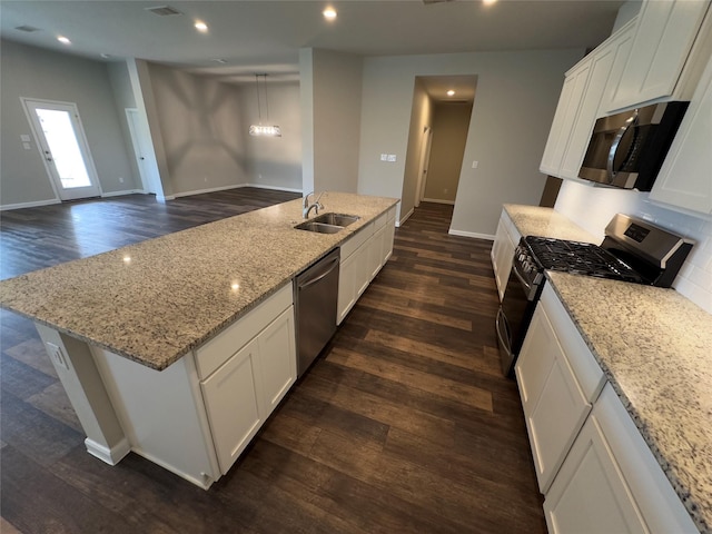 kitchen featuring dark wood finished floors, recessed lighting, a sink, stainless steel appliances, and white cabinetry