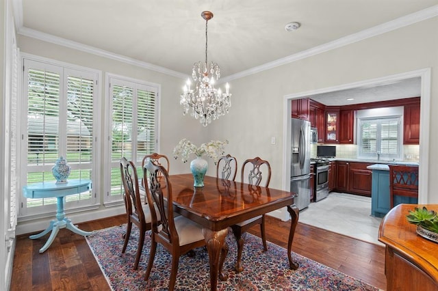 dining room featuring light wood-style flooring, an inviting chandelier, and ornamental molding