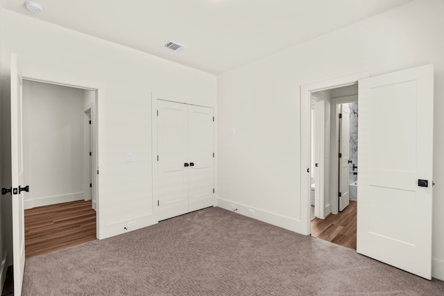 unfurnished bedroom featuring carpet flooring, baseboards, visible vents, and a closet