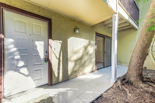 view of exterior entry with stucco siding