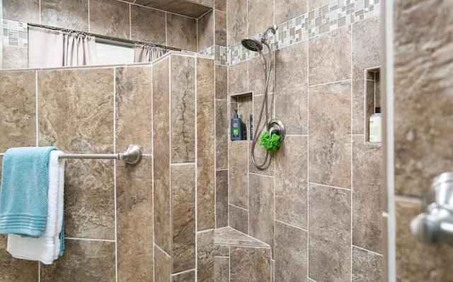 bathroom featuring tiled shower