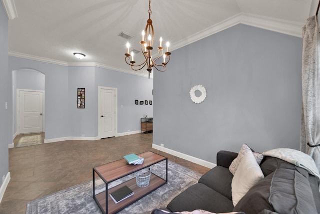 living room featuring arched walkways, visible vents, crown molding, and a chandelier