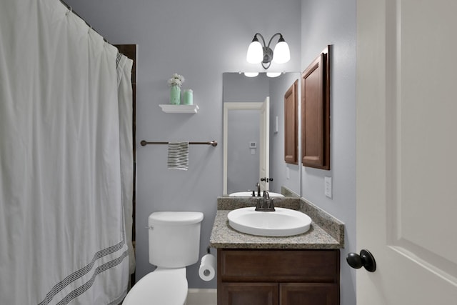 full bathroom featuring curtained shower, toilet, and vanity