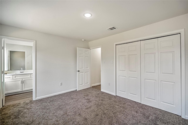 unfurnished bedroom featuring carpet flooring, baseboards, visible vents, and a sink