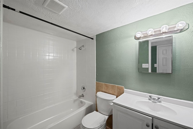 full bathroom featuring visible vents, a textured ceiling, and a textured wall